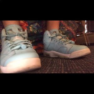 I’m selling Jordan 6 size 7